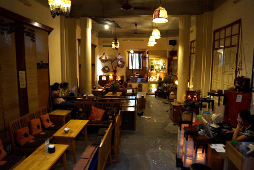 Nội thất độc đáo của quán cafe trên phố Hàng Bài